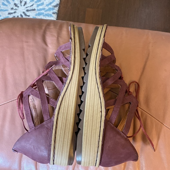 NAOT plum purple leather sandals. 100% leather with cute ties. Size Eur 39 /US 8 - Picture 5 of 12